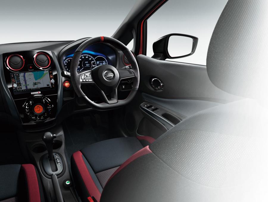 Интерьер Nissan Note Nismo 2016 года  (фото 3 из 5)
